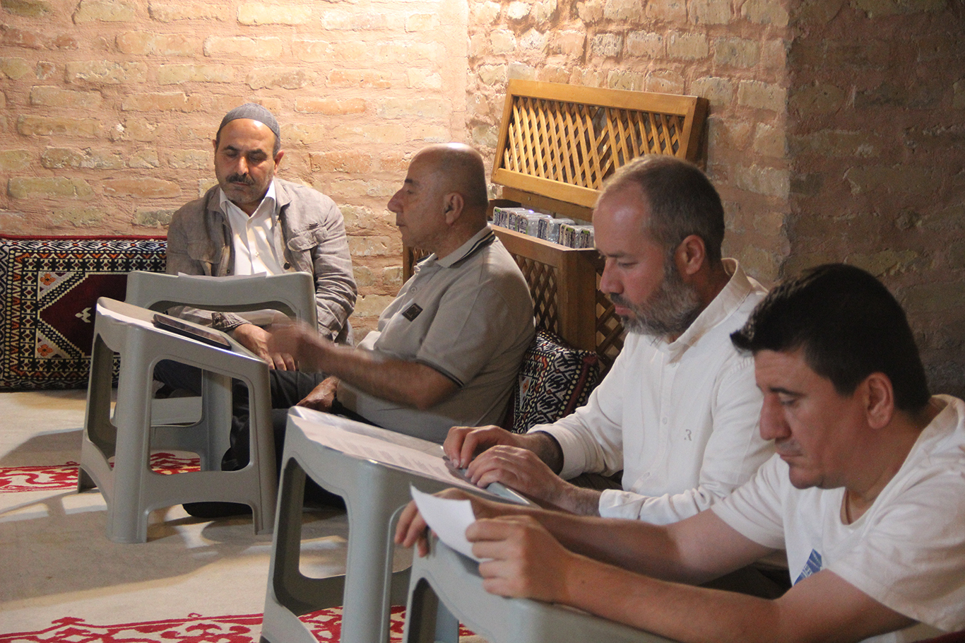 KIRMIZI MEDRESESİNDE MELAYÊ CİZÎRÎ'NİN DİVANI ŞERH EDİLİYOR