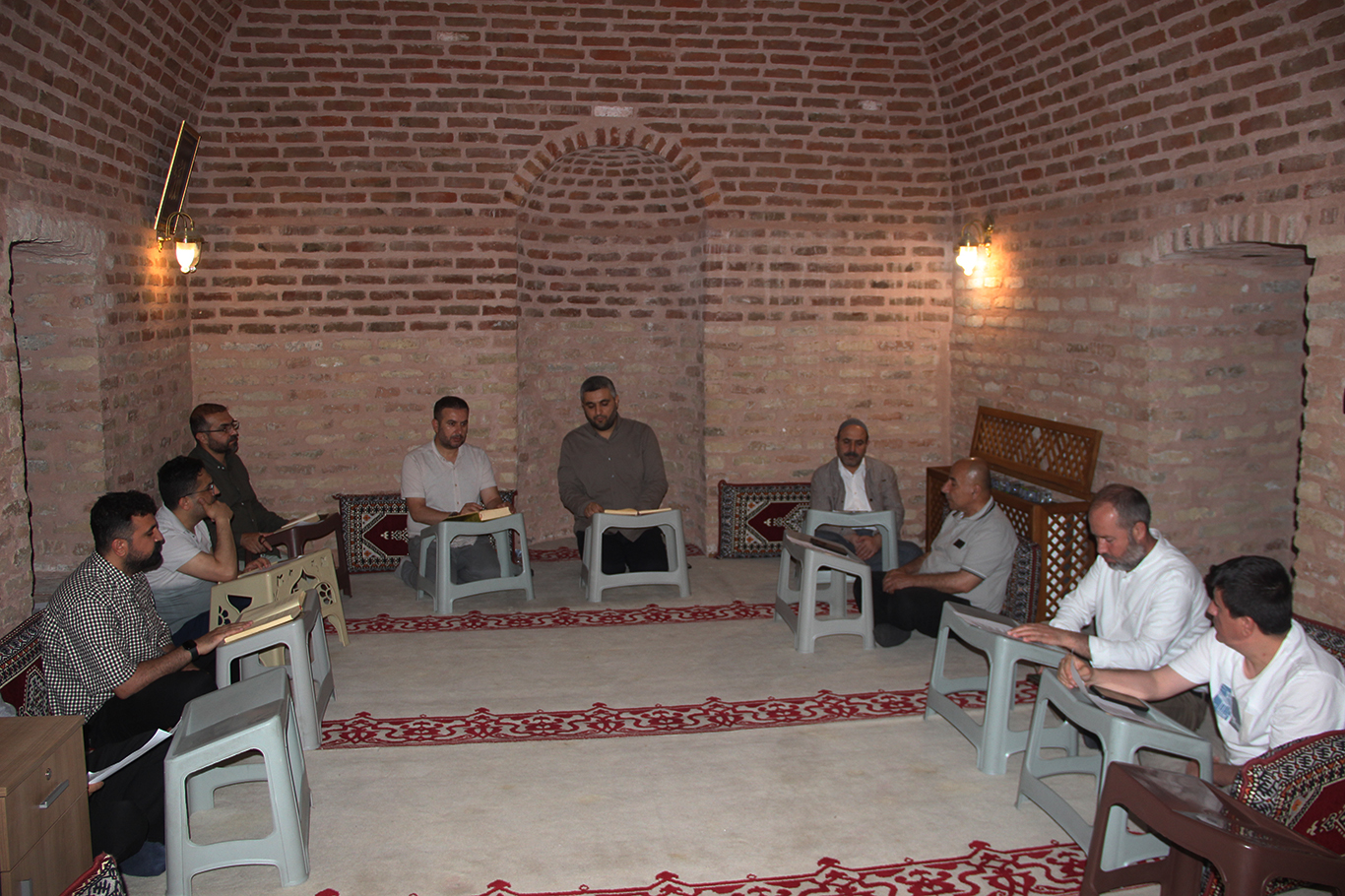 KIRMIZI MEDRESESİNDE MELAYÊ CİZÎRÎ'NİN DİVANI ŞERH EDİLİYOR