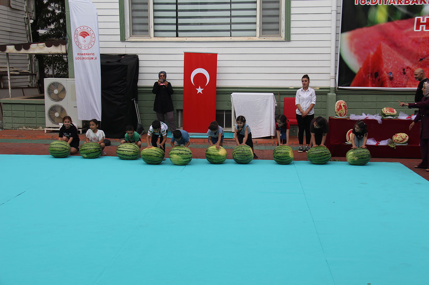 Diyarbakır'ın 47 kilo 900 gramlık karpuzu birinci oldu