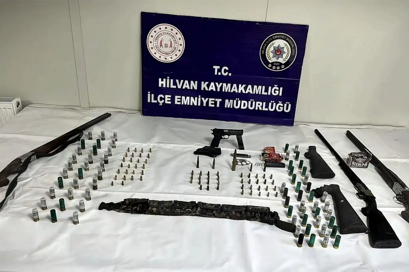 Şanlıurfa'da eş zamanlı operasyonda 57 silah ele geçirildi