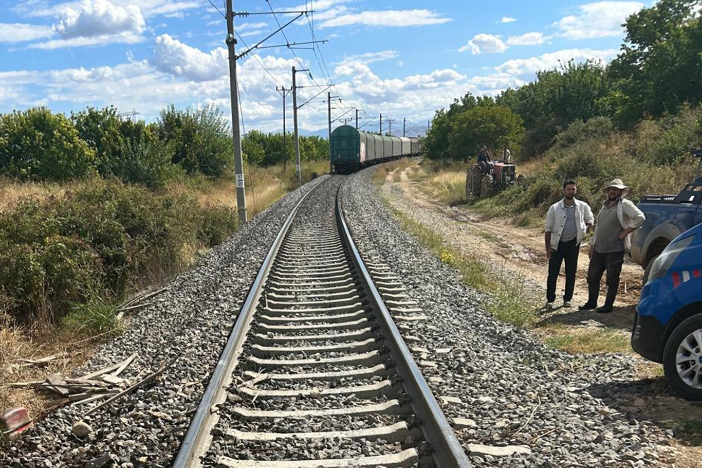 Malatya'da yük treni traktöre çarptı: 1 yaralı
