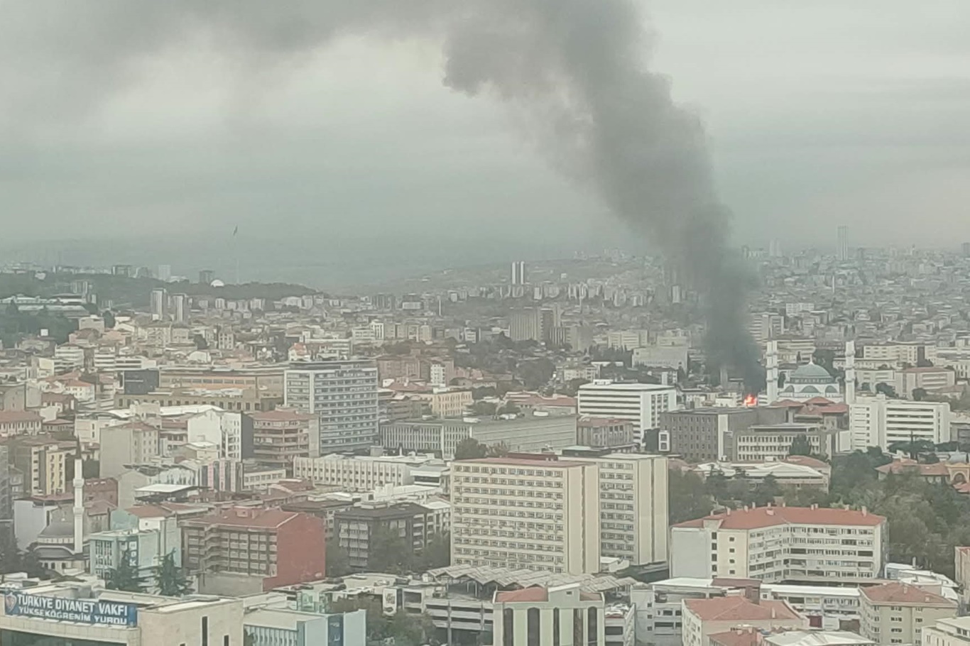 Ankara'da kentsel dönüşüm nedeniyle yıkılan dükkanda çıkan yangın metruk binaya sıçradı