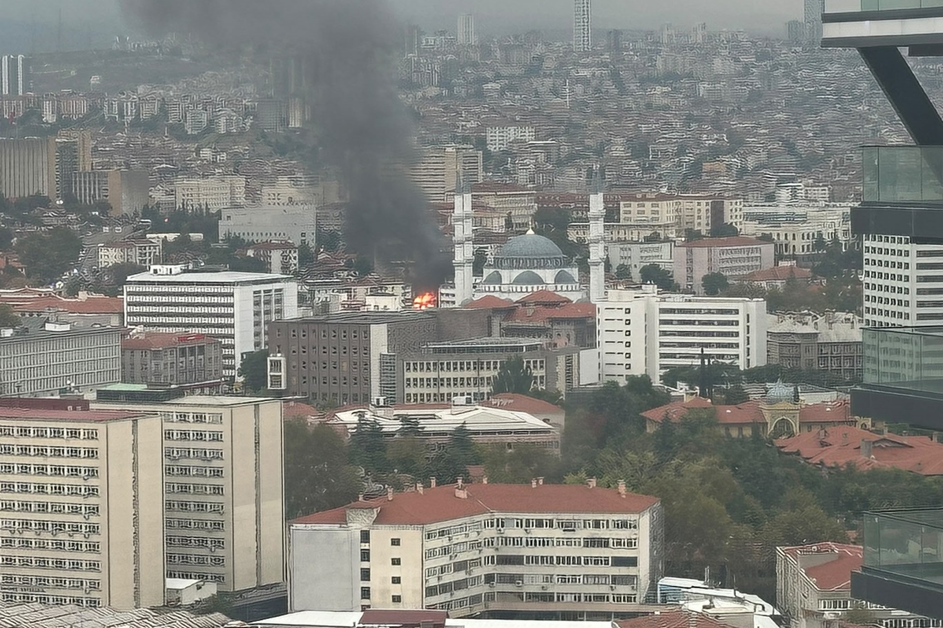 Ankara'da kentsel dönüşüm nedeniyle yıkılan dükkanda çıkan yangın metruk binaya sıçradı