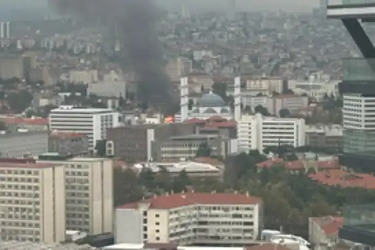 Ankara'da kentsel dönüşüm nedeniyle yıkılan dükkanda çıkan yangın metruk binaya sıçradı