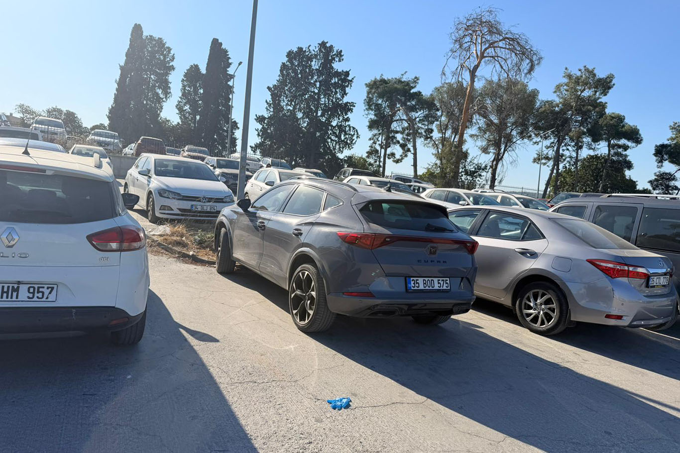 Buca Seyfi Demirsoy Hastanesi otoparkında düzensiz park tepkisi