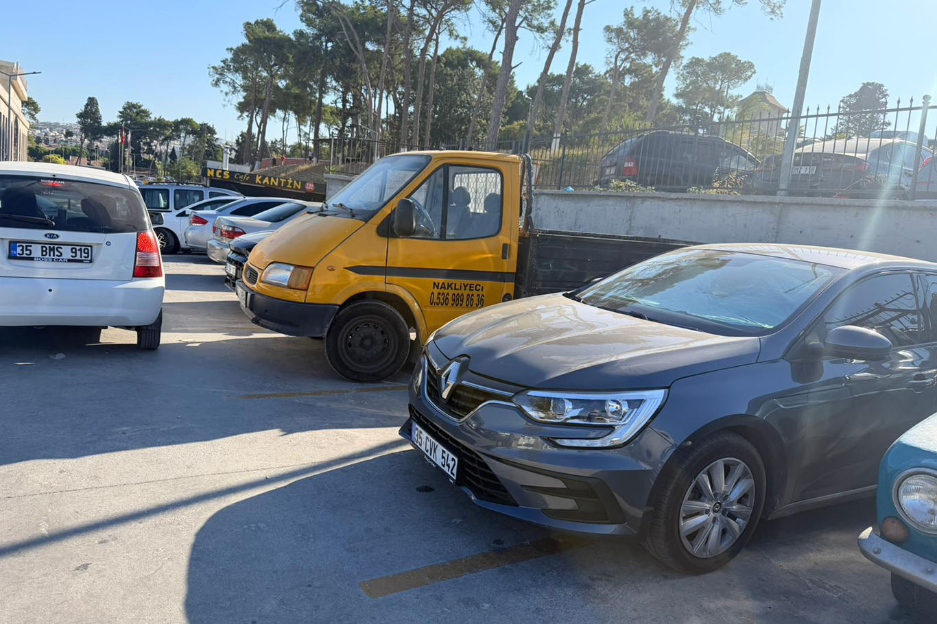 Buca Seyfi Demirsoy Hastanesi otoparkında düzensiz park tepkisi