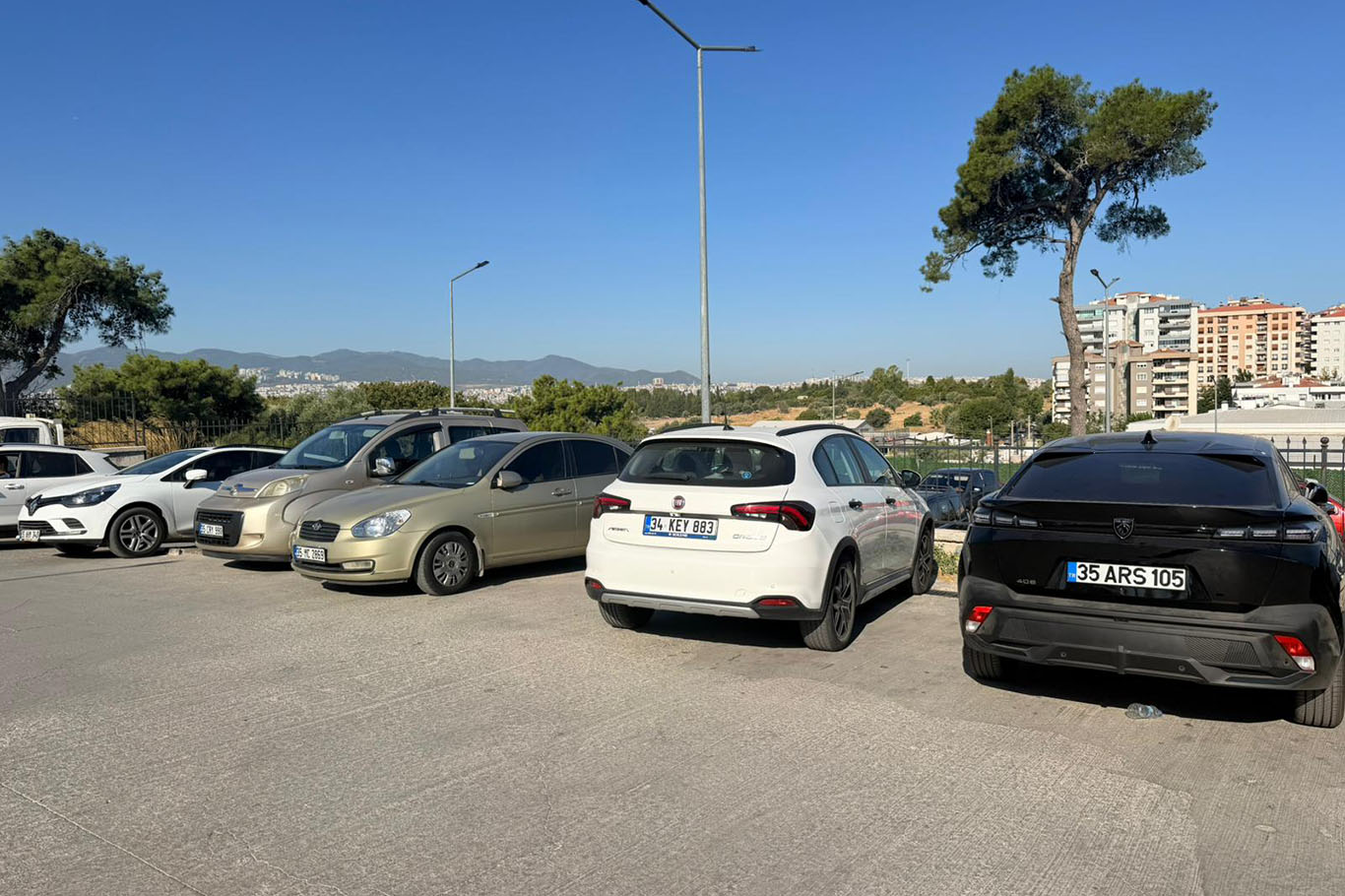 Buca Seyfi Demirsoy Hastanesi otoparkında düzensiz park tepkisi
