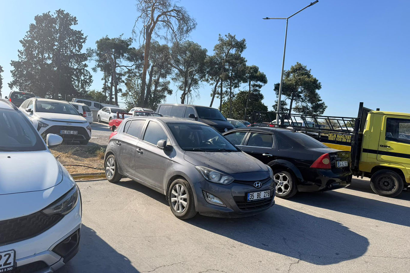 Buca Seyfi Demirsoy Hastanesi otoparkında düzensiz park tepkisi