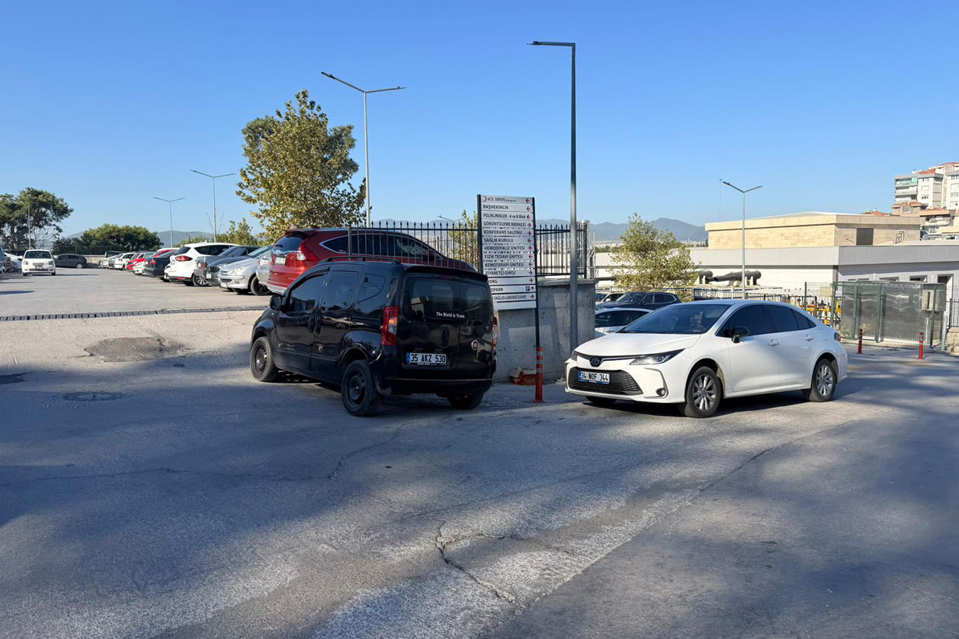 Buca Seyfi Demirsoy Hastanesi otoparkında düzensiz park tepkisi