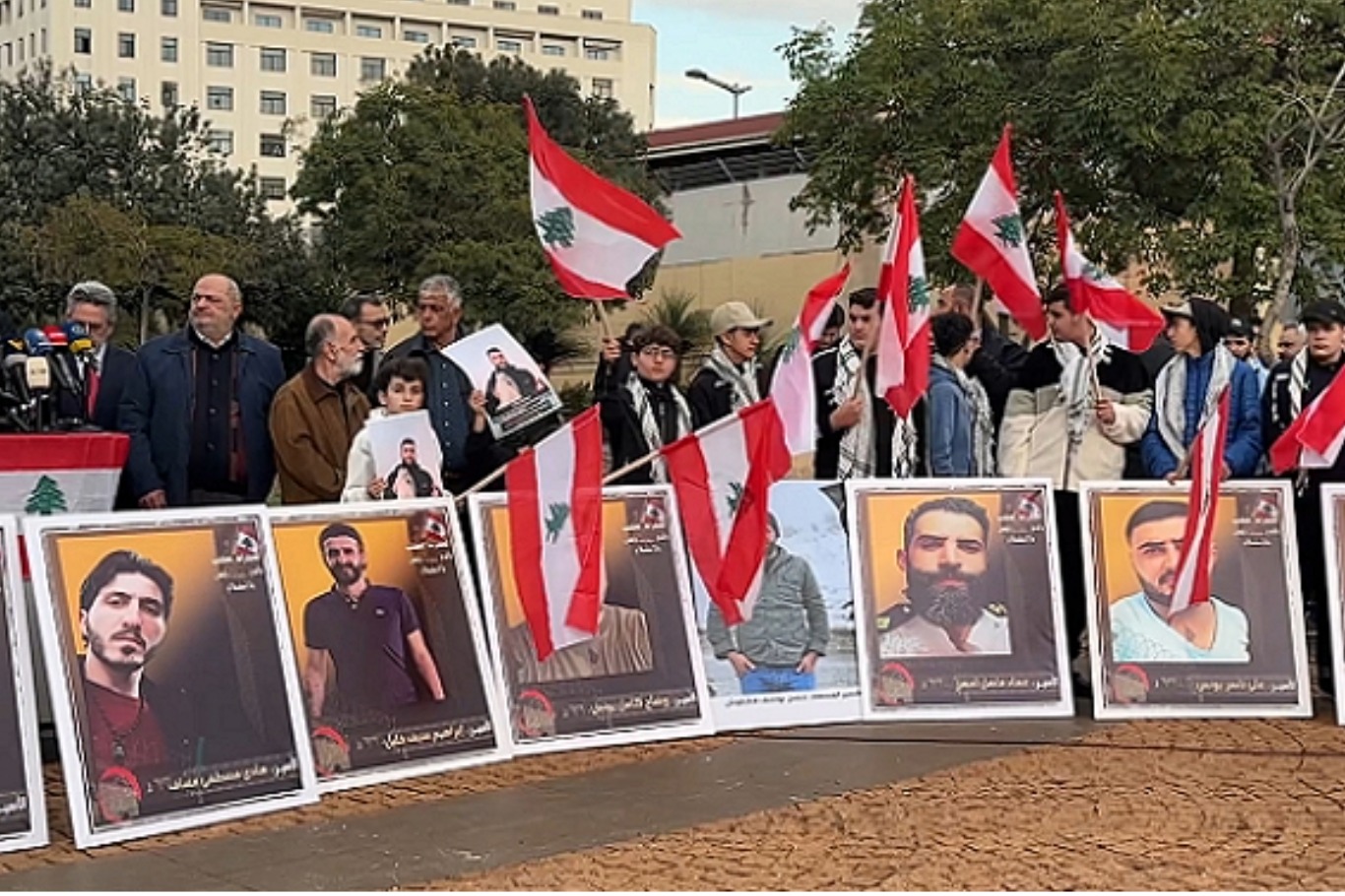 الاحتلال يسلّم لبنان أسيراً عبر الصليب الأحمر وسط ترقّب الإفراج عن أسرى آخرين