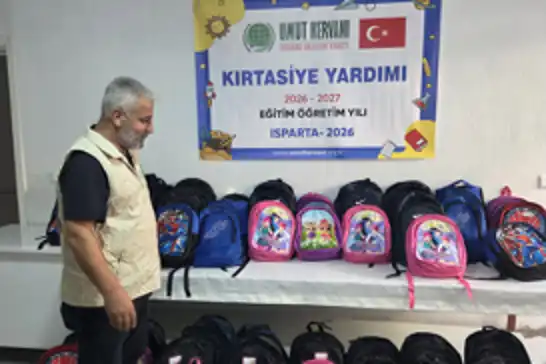 Isparta Umut Kervanı Derneğinden öğrencilere kırtasiye desteği