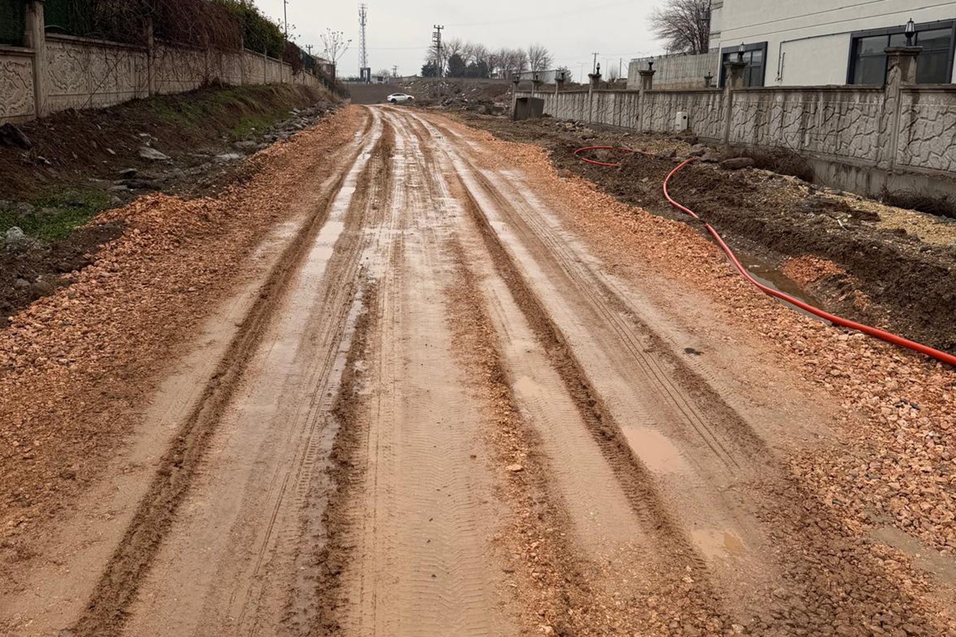 Yıllardır yapılmayan yol mahalle sakinlerini mağdur ediyor