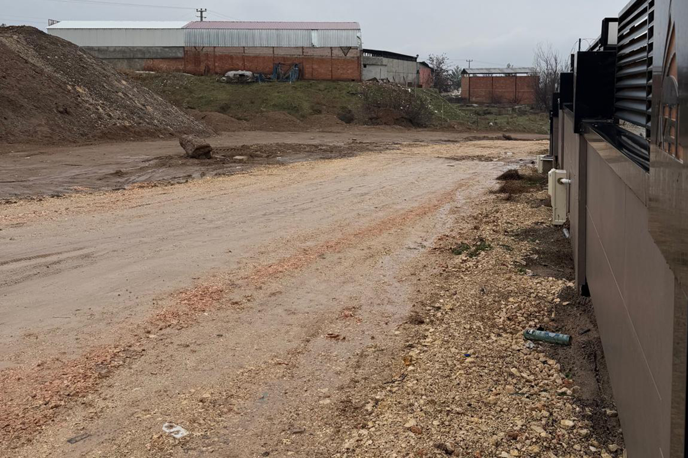 Yıllardır yapılmayan yol mahalle sakinlerini mağdur ediyor