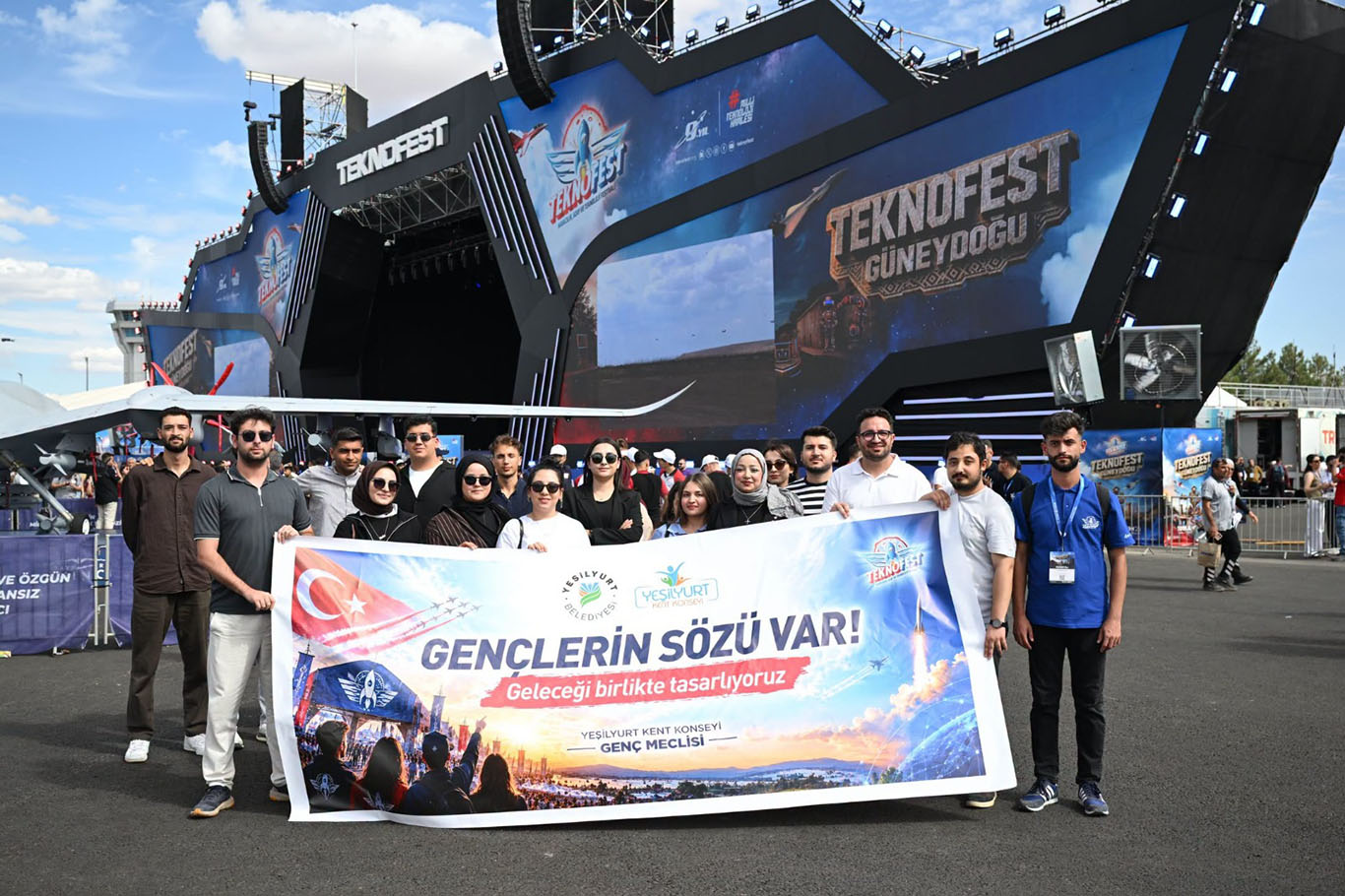 Yeşilyurt Belediyesi'nden gençlere TEKNOFEST gezisi