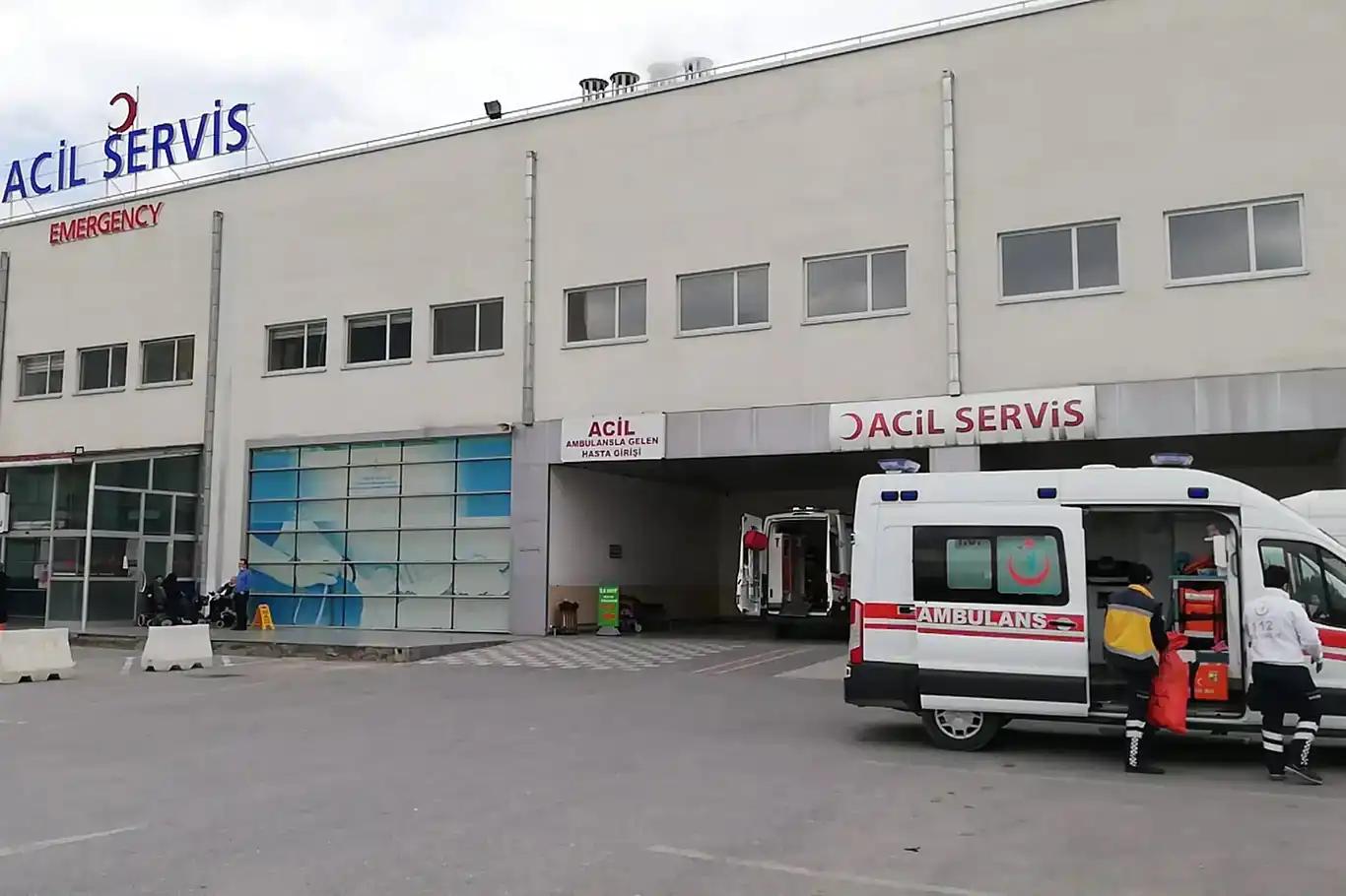 Üç katlı binanın çatısından düşen şahıs hayatını kaybetti