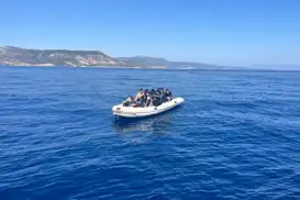 İzmir açıklarında 18 düzensiz göçmen yakalandı