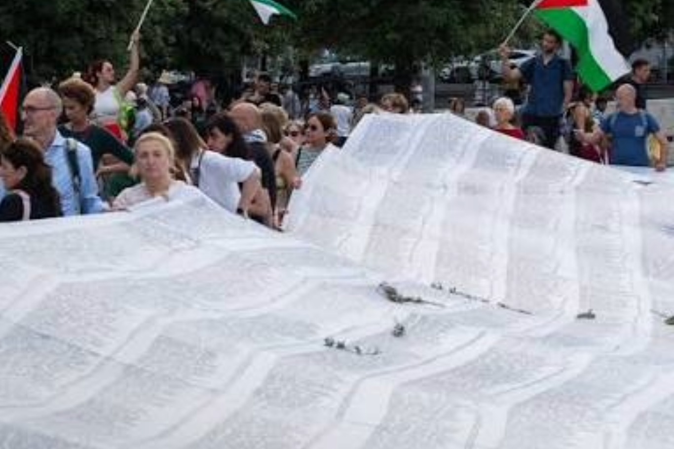 أسماء 20 ألف طفل شهيد تملأ كفناً رمزياً في بنسيلفانيا الأمريكية