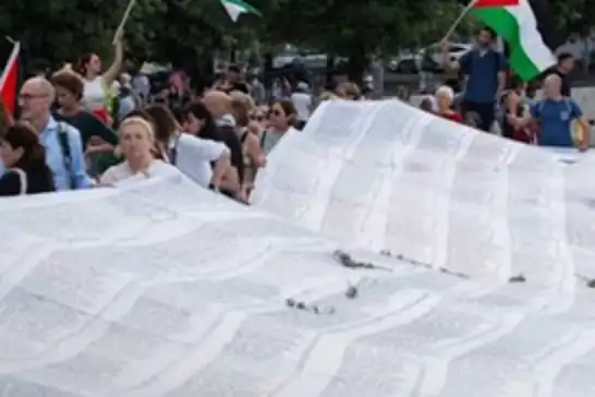 أسماء 20 ألف طفل شهيد تملأ كفناً رمزياً في بنسيلفانيا الأمريكية