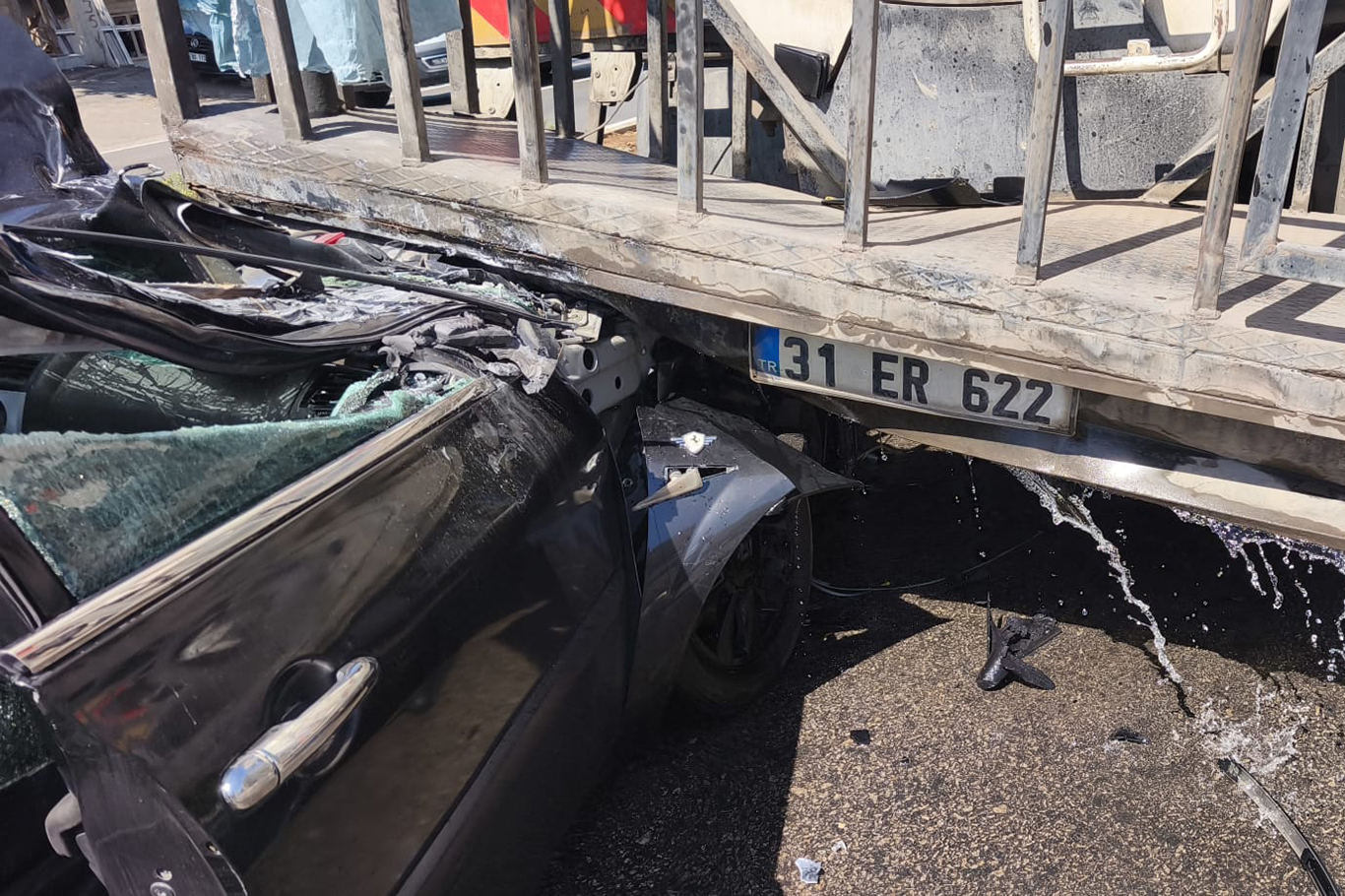 Diyarbakır'da otomobil sulama aracına çarptı: 1 yaralı