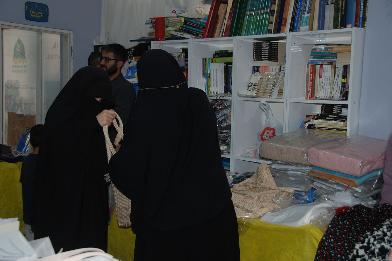 İzmir Umut Kervanı, ihtiyaç sahibi ve yetim aileler yararına kermes düzenledi