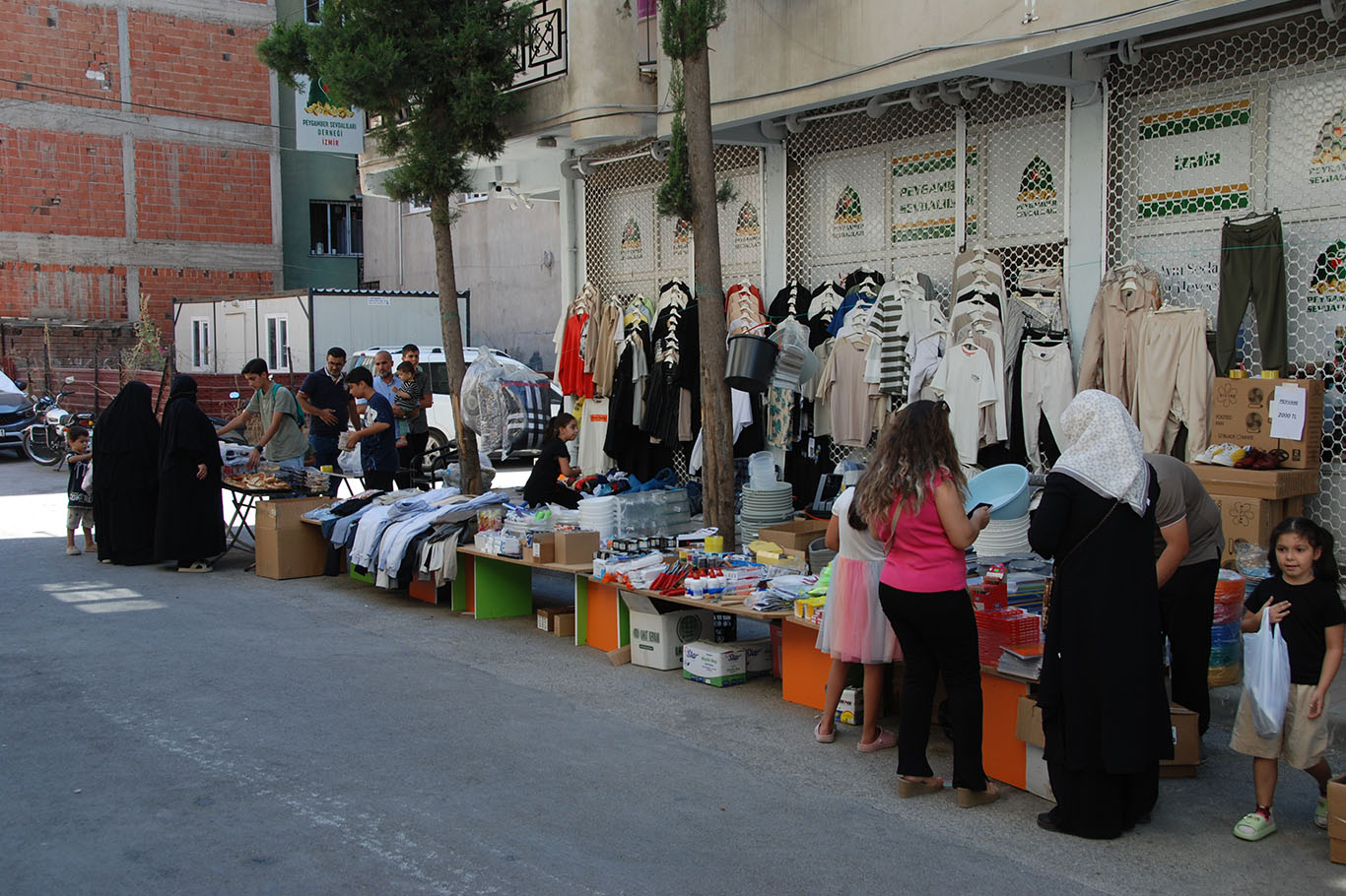 İzmir Umut Kervanı, ihtiyaç sahibi ve yetim aileler yararına kermes düzenledi