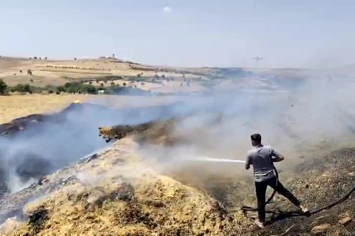 Şırnak'ta kuru otlardan çıkan yangın tarlada toplanan samanlara sıçradı