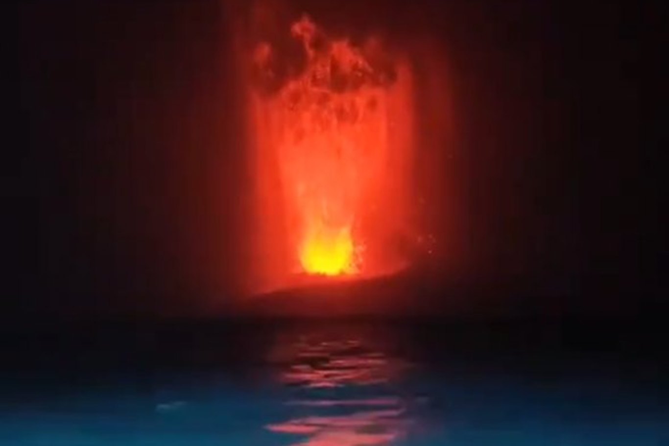 Endonezya'da Anak Krakatau Yanardağı faaliyete geçti