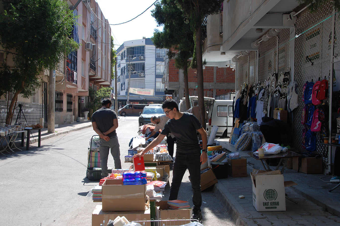 İzmir Umut Kervanı'nın ihtiyaç sahipleri yararına düzenlediği kermesin ikinci günü