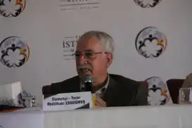 Yazar Erdoğmuş: Hiçbir ideoloji insandan ve aileden daha değerli değildir