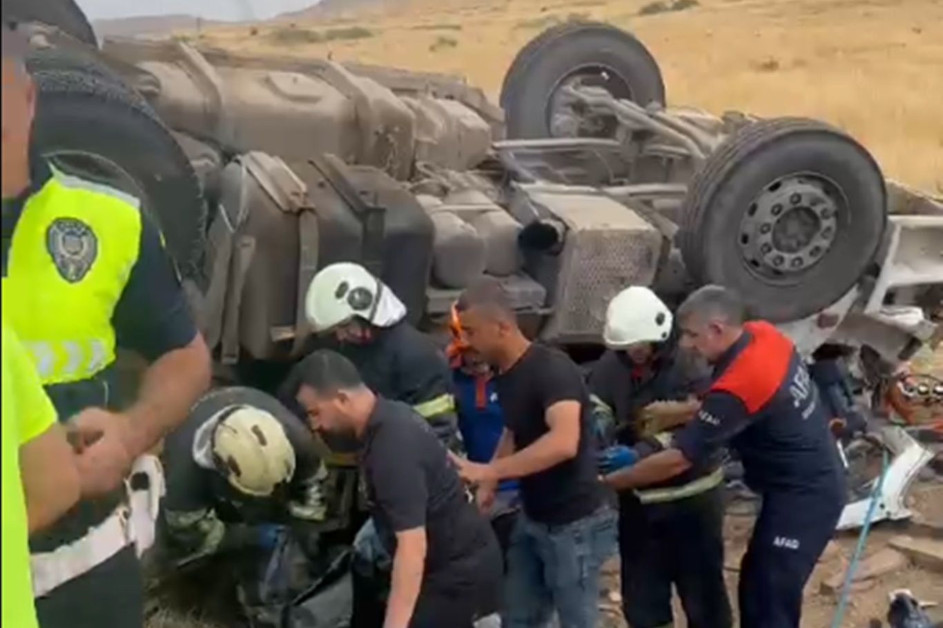 Batman'da kontrolden çıkan TIR devrildi: Sürücü hayatını kaybetti