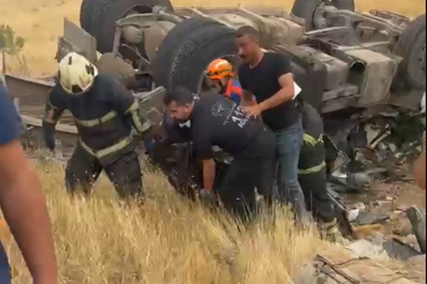 Batman'da kontrolden çıkan TIR devrildi: Sürücü hayatını kaybetti