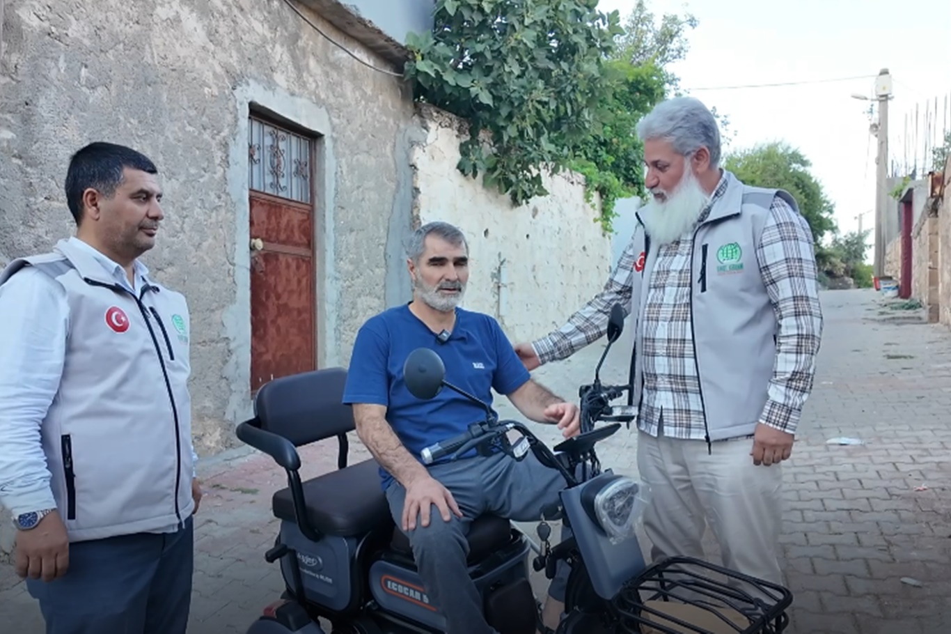 Umut Kervanından engelli vatandaşa akülü motosiklet desteği