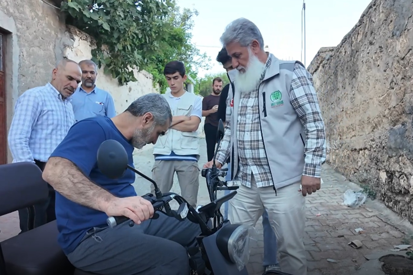 Umut Kervanı’ndan engelli vatandaşa akülü motosiklet desteği