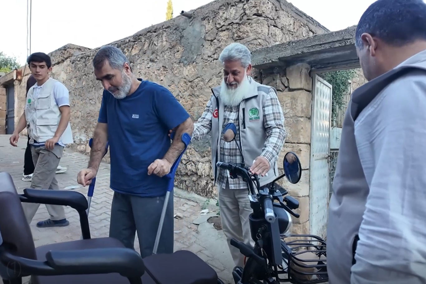 Umut Kervanı’ndan engelli vatandaşa akülü motosiklet desteği