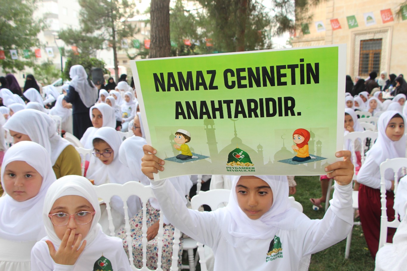 A generation raised with prayer: Hundreds of children celebrate the beauty of salah in Mardin