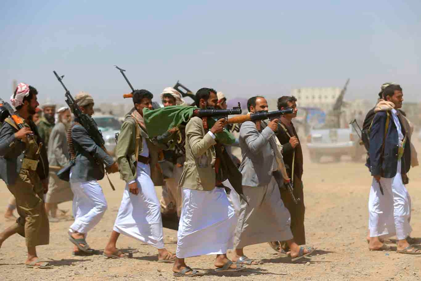 Yemen fighting intensifies as Houthis push toward Bab al-Mandeb, displacing 1,800 families