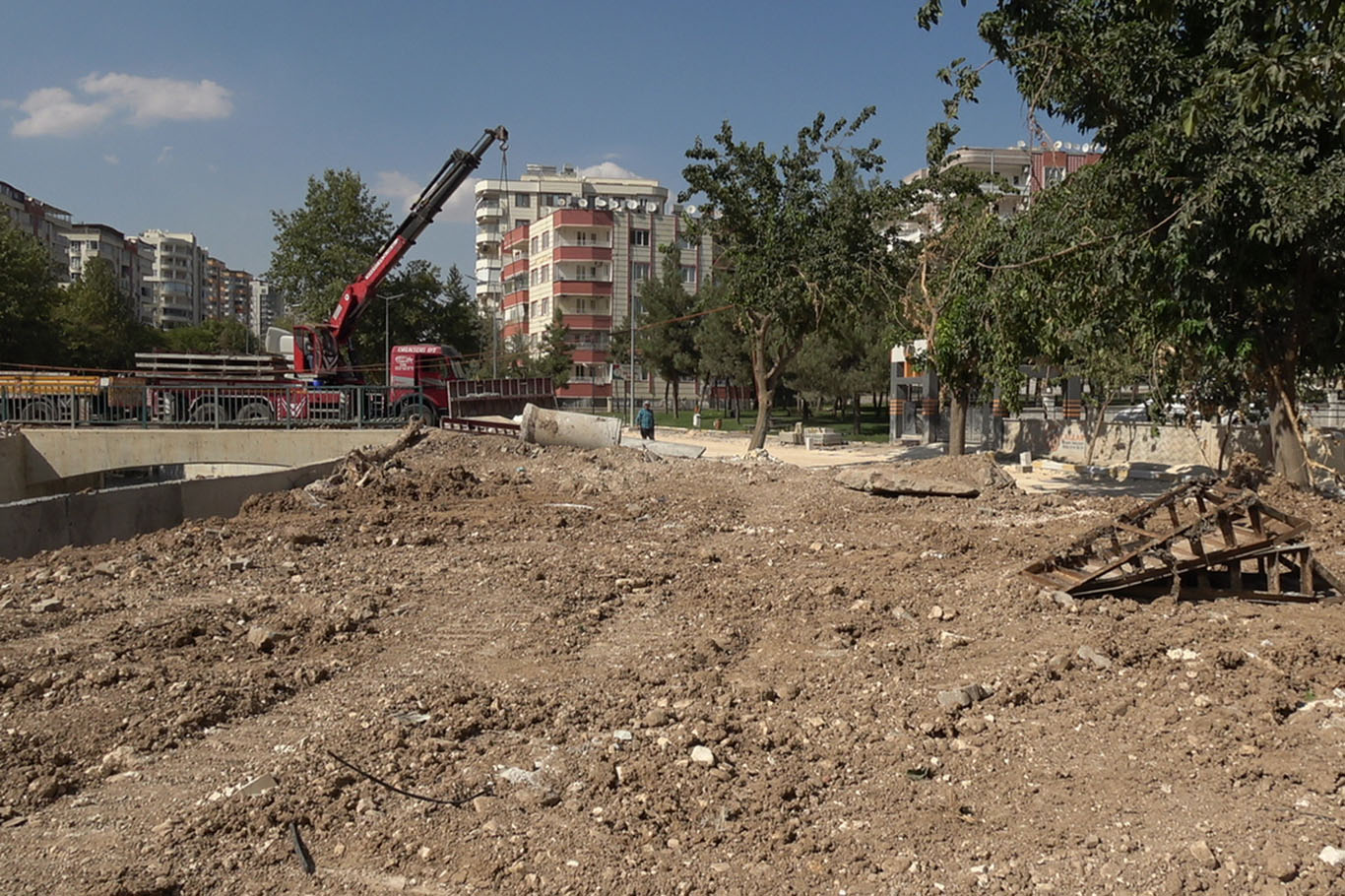 Başkan Yıldırım’dan bitmeyen dere çalışmasına tepki: Yanlış imarın cezasını vatandaş çekiyor
