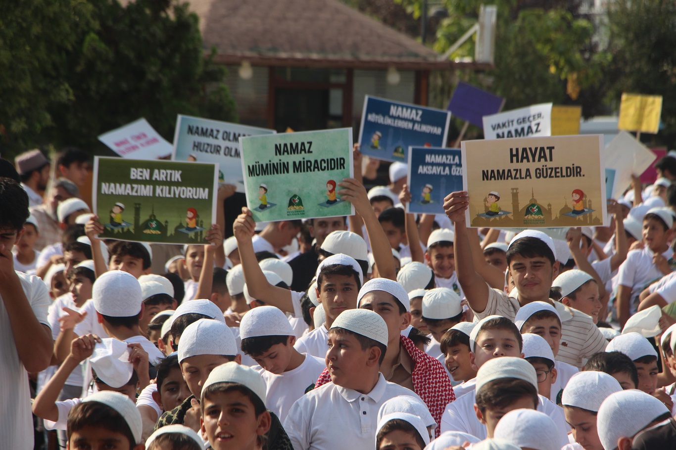 Namaz programına katılan çocuklar: Namaz kılmak çok güzel bir duygu, insanı ferahlatır