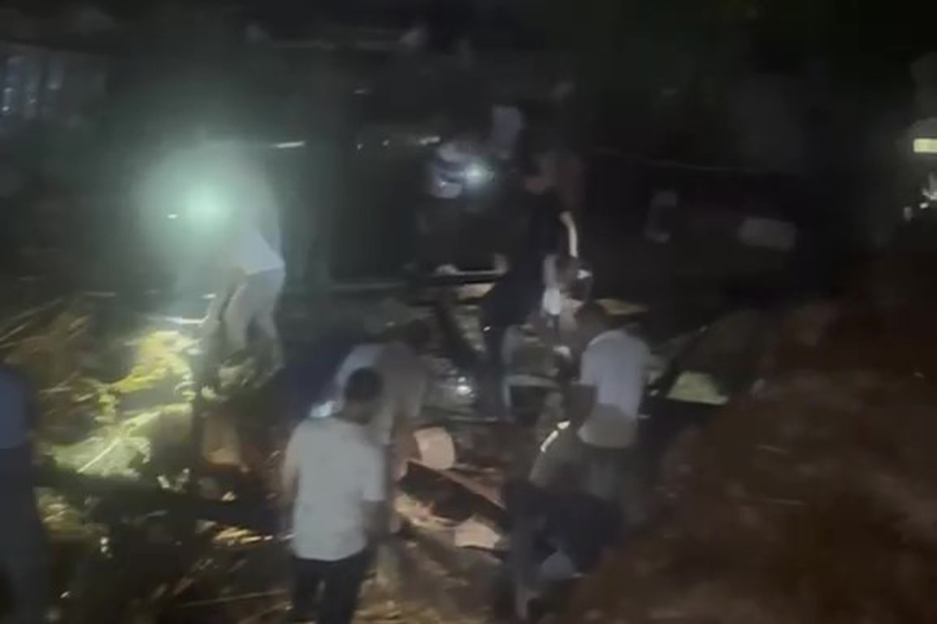 İDİL’DE ÖRTÜ YANGINI KÖYE ULAŞTI 4 AHIR KULLANILAMAZ HALE GELDİ