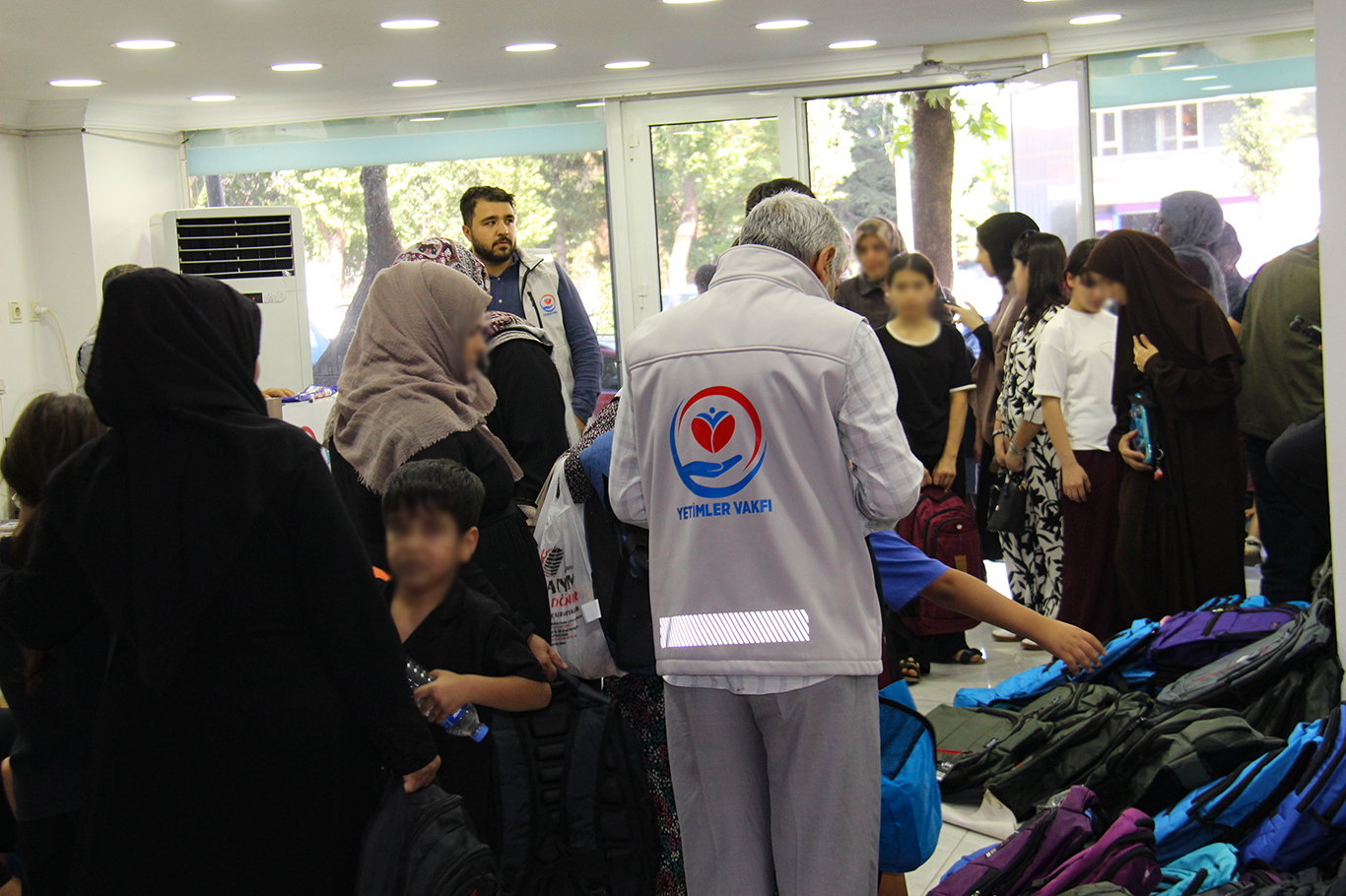 Yetimler Vakfı’ndan yüzlerce yetim öğrenciye kırtasiye desteği