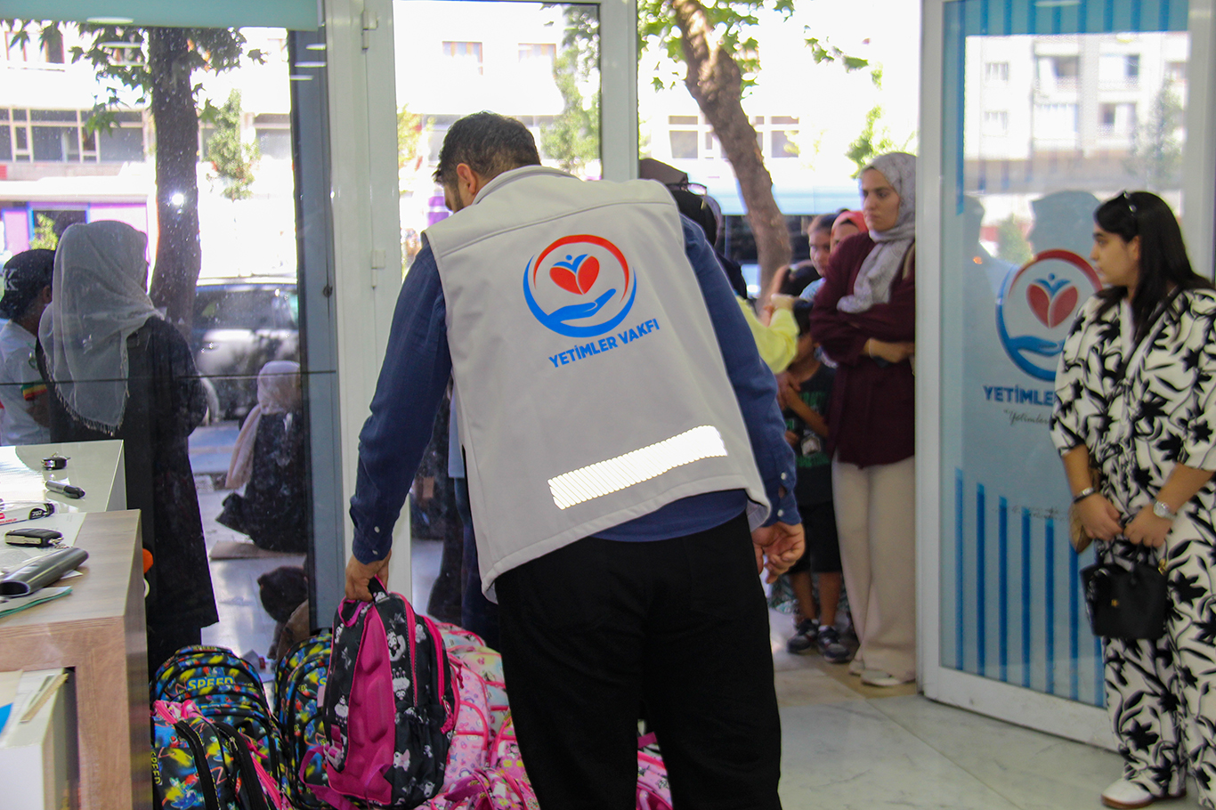 Yetimler Vakfı’ndan yüzlerce yetim öğrenciye kırtasiye desteği