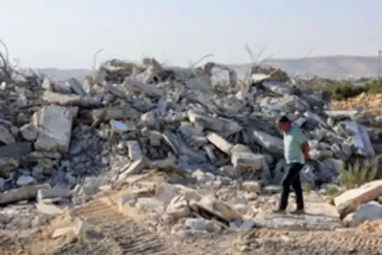 الاحتلال يهدم 3 منازل فلسطينية ويشرد 21 شخصاً في القدس
