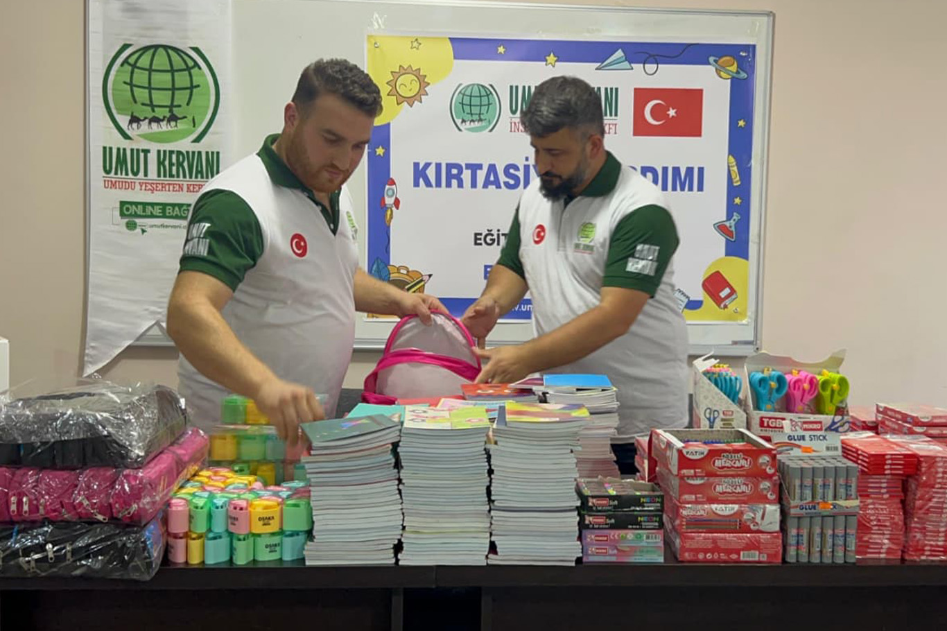 Umut Kervanı'ndan Eskişehir'de öğrencilere kırtasiye desteği