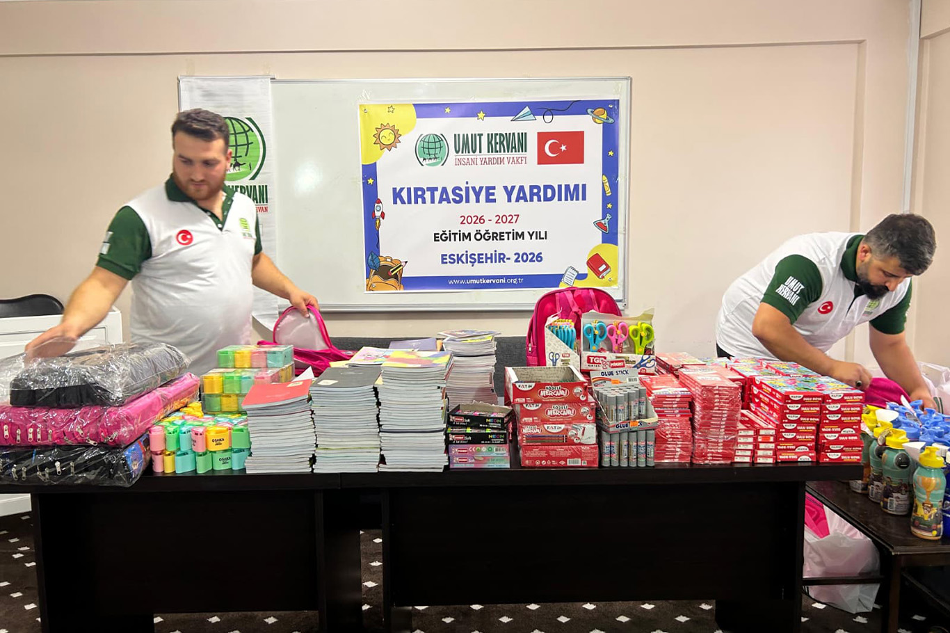 Umut Kervanı'ndan Eskişehir'de öğrencilere kırtasiye desteği