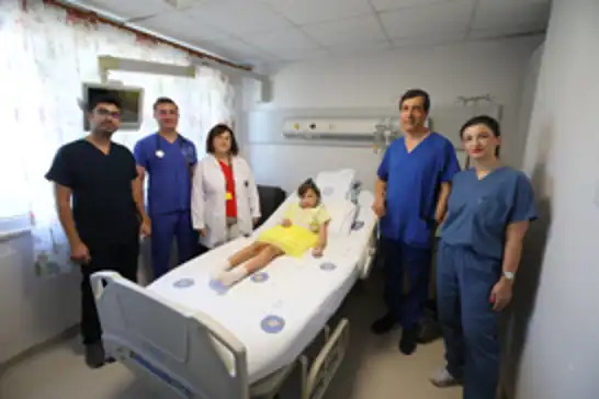 Nadir damar hastalığı olan çocuk Türkiye'de 5 özel cihazla ameliyat edildi
