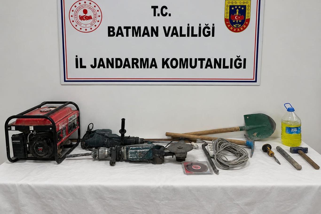 Batman'da mağarada kaçak kazı yapan 4 kişi yakalandı