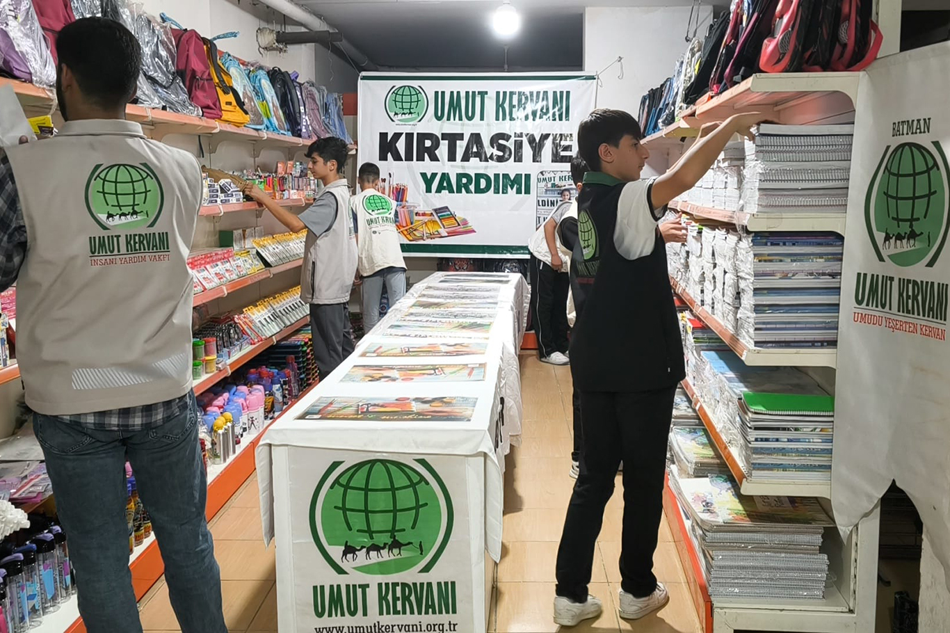 Umut Kervanı Batman'da 450 ihtiyaç sahibi aileye kırtasiye desteği sağladı
