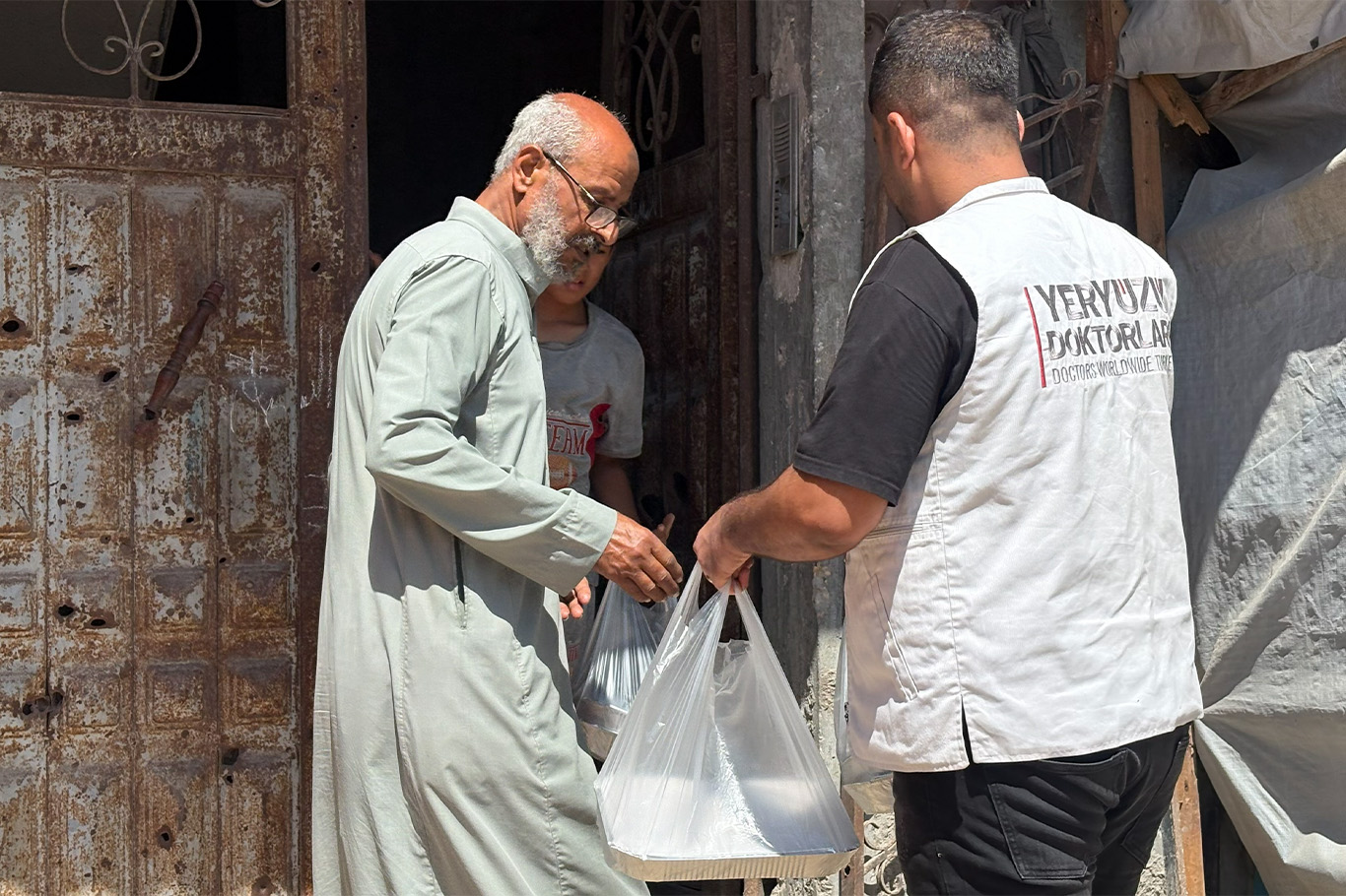 Kurban bayramında aldıkları vekâlet kurbanları keserek konserve işlemlerine başlayan Yeryüzü Doktorları, yürüttüğü titiz çalışma sonrasında hazırlanan etleri Gazze'ye ulaştırdı.