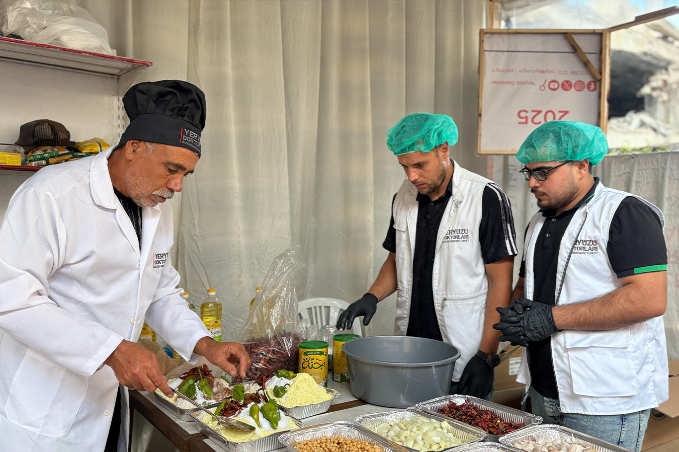 Kurban bayramında aldıkları vekâlet kurbanları keserek konserve işlemlerine başlayan Yeryüzü Doktorları, yürüttüğü titiz çalışma sonrasında hazırlanan etleri Gazze'ye ulaştırdı.