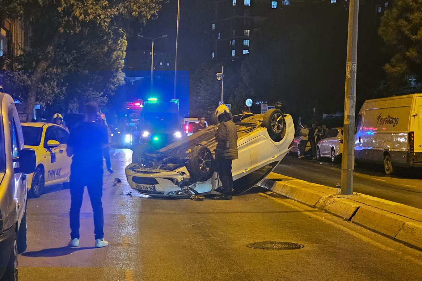 Bağcılar’da otomobil takla attı: Sürücü olay yerinden kaçtı